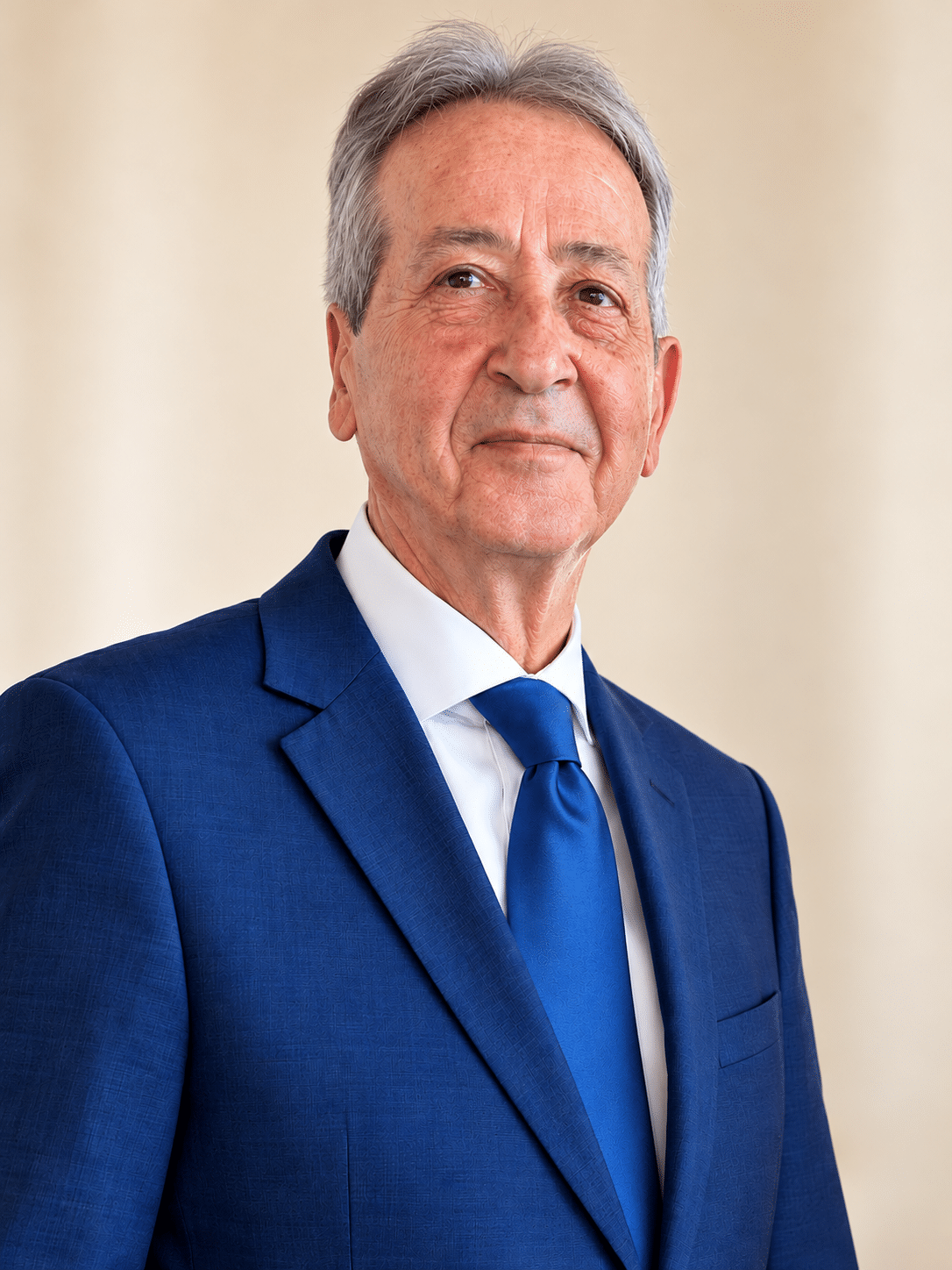 Ritratto professionale di anziano in blu navy